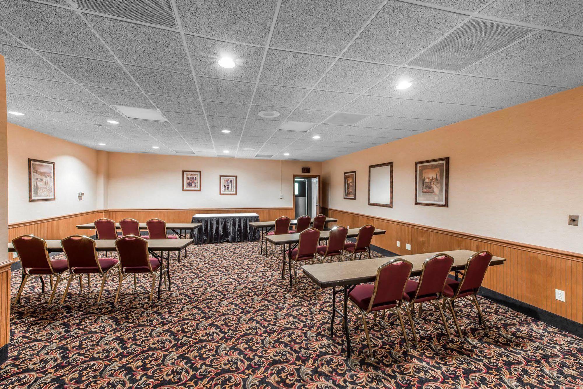 Hotel Quality & Conference Center Across From Casino 3*