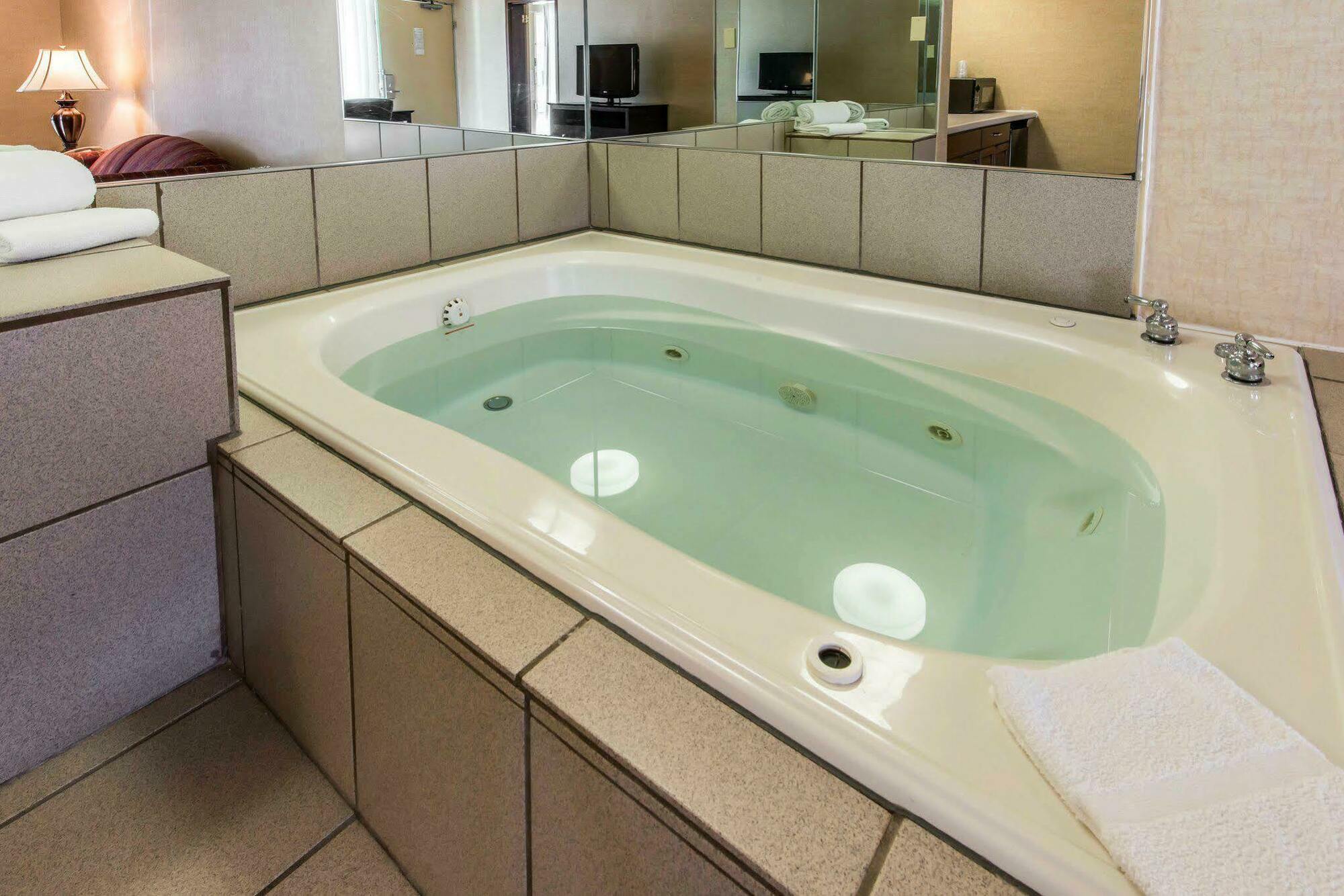 Quality & Conference Center Across From Casino 3*